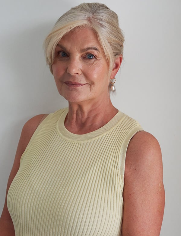 Vrouwelijk model met blond/grijs haar Nel