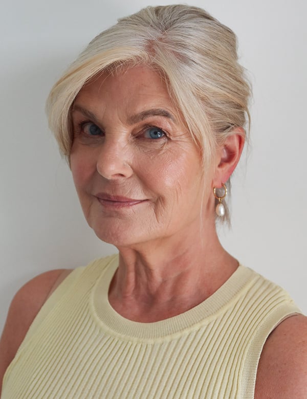 Vrouwelijk model met blond/grijs haar Nel