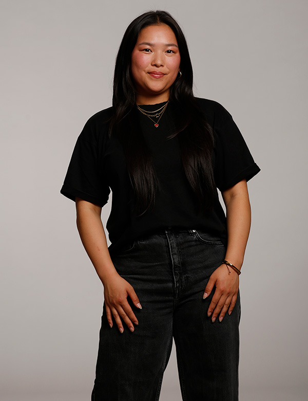 Vrouwelijk model met zwart haar Noah Wa.
