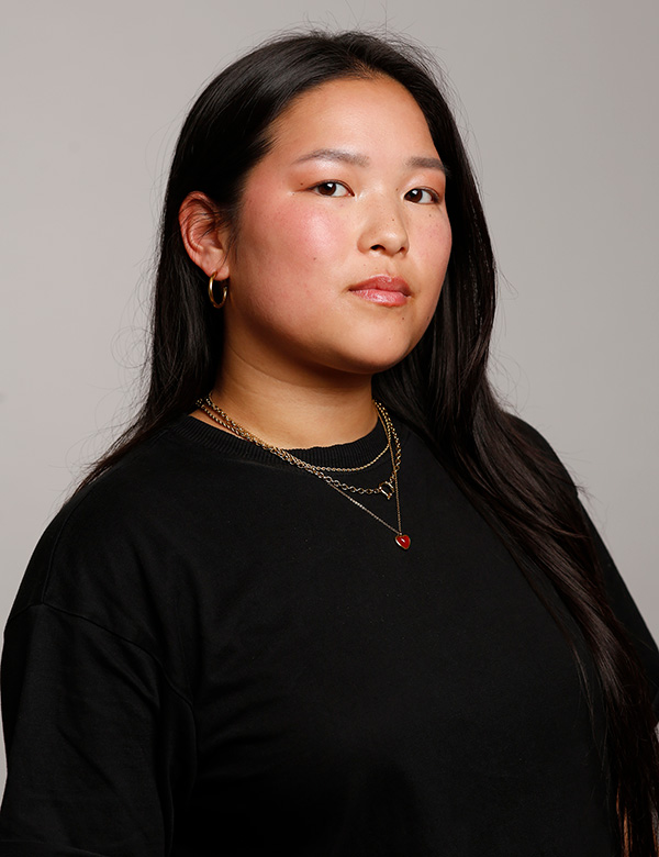 Vrouwelijk model met zwart haar Noah Wa.