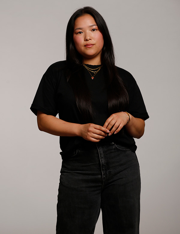 Vrouwelijk model met zwart haar Noah Wa.