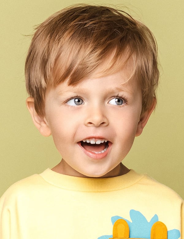 Kindermodel met blond haar remi a.