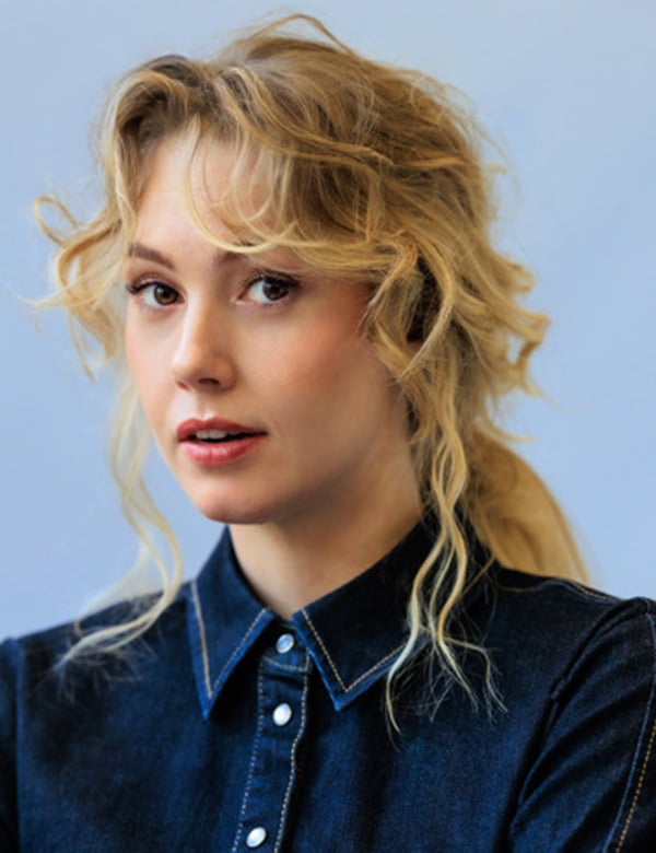 Vrouwelijk model met blond haar soraya g.