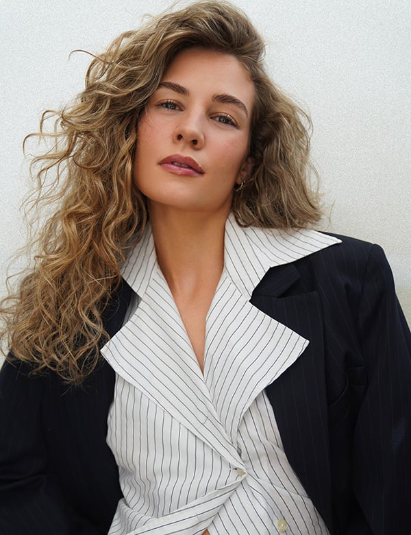 vrouwelijk model met blond haar Valesca.