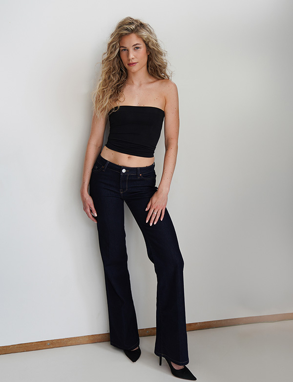 Vrouwelijk model met lang blond haar Valesca