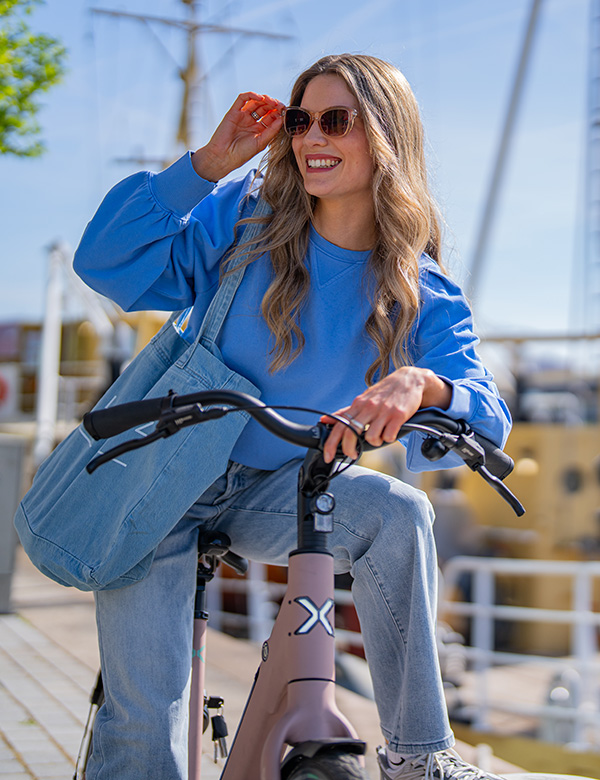 Vrouwelijk model met lang blond haar Valesca