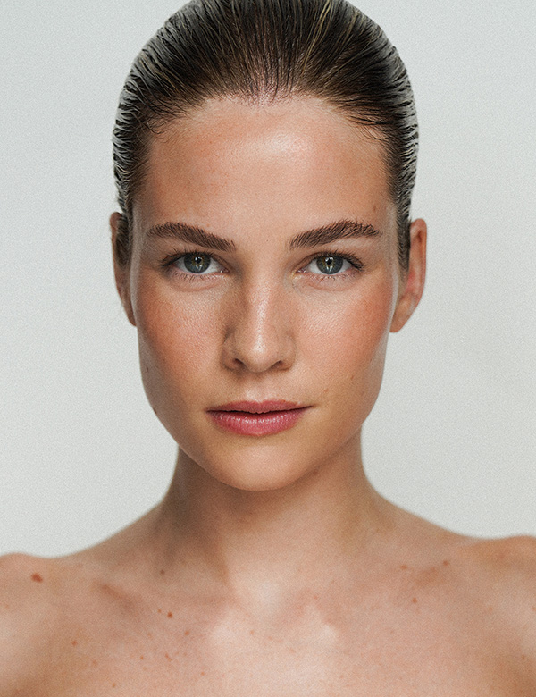 Vrouwelijk model met lang blond haar Valesca