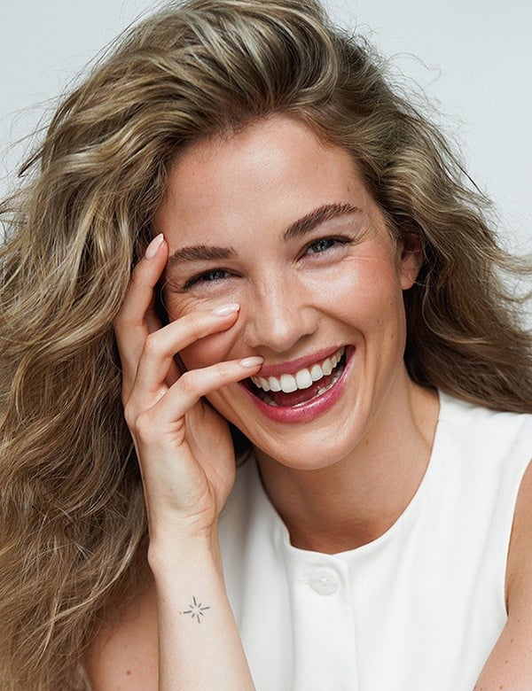 Vrouwelijk model met lang blond haar valesca