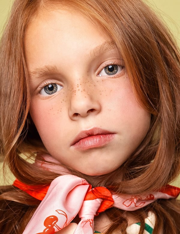 Kindermodel met rosig haar Djenova