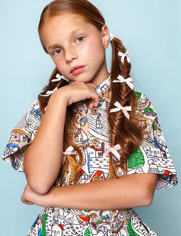 Kindermodel met rosig haar Djenova