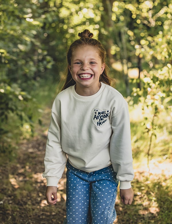 Kindermodel met rosig haar Djenova
