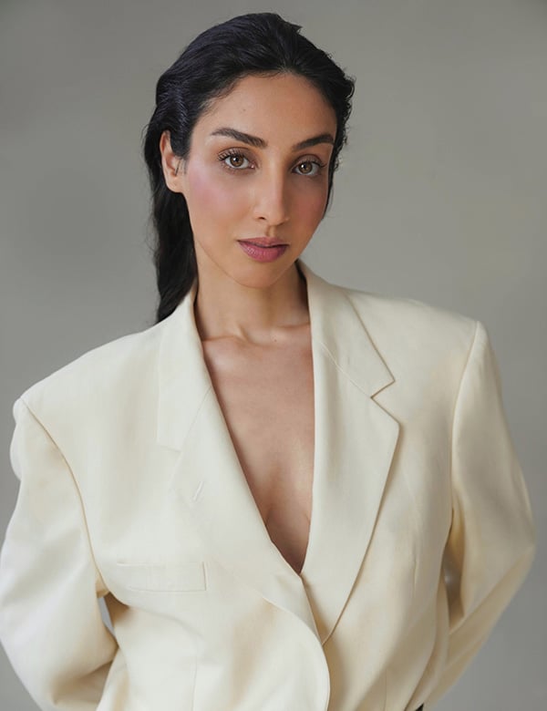 Vrouwelijk model met lang bruin haar Seylan.