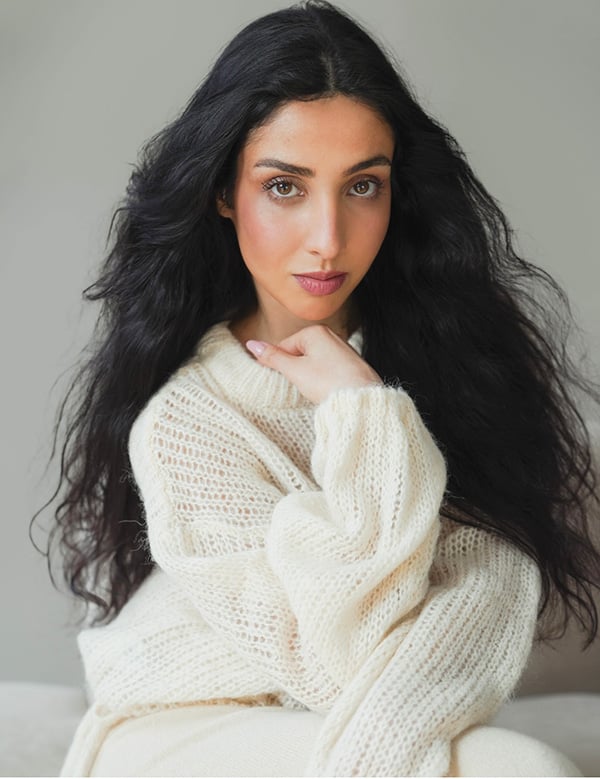 Vrouwelijk model met lang bruin haar Seylan.