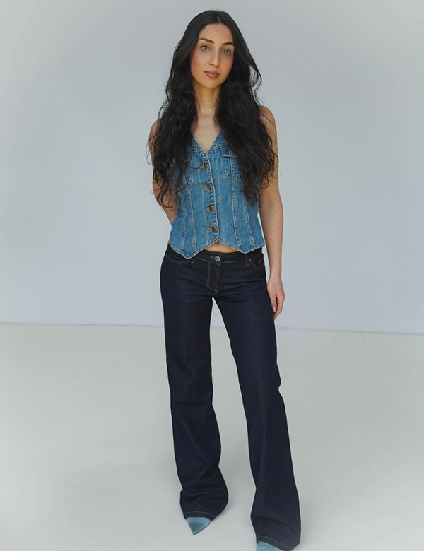 Vrouwelijk model met lang bruin haar Seylan.