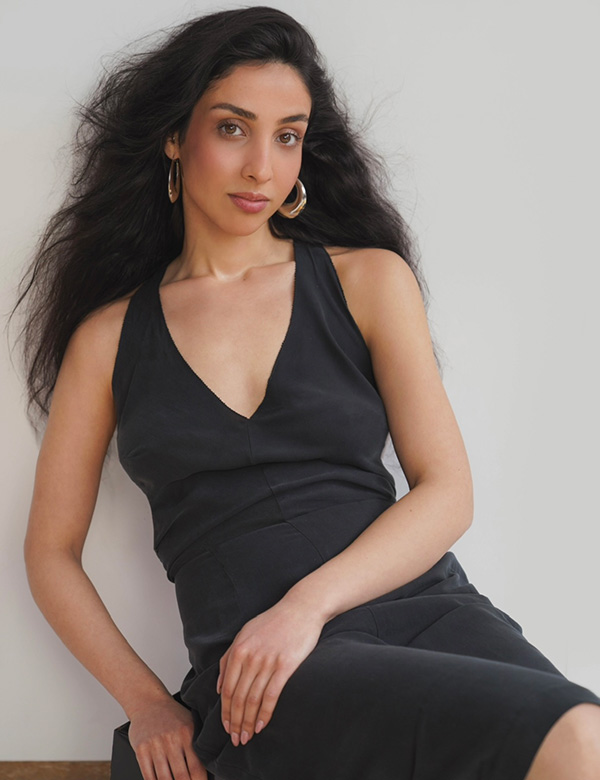 Vrouwelijk model met lang bruin haar Seylan.