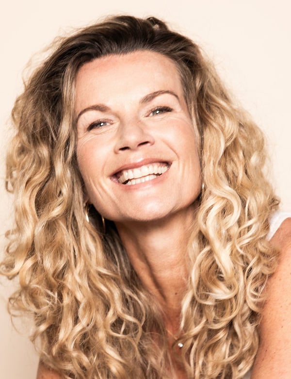 Vrouwelijk model met blond krullend haar annette.