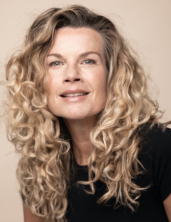 vrouwelijk model met blond krullend haar Annette.