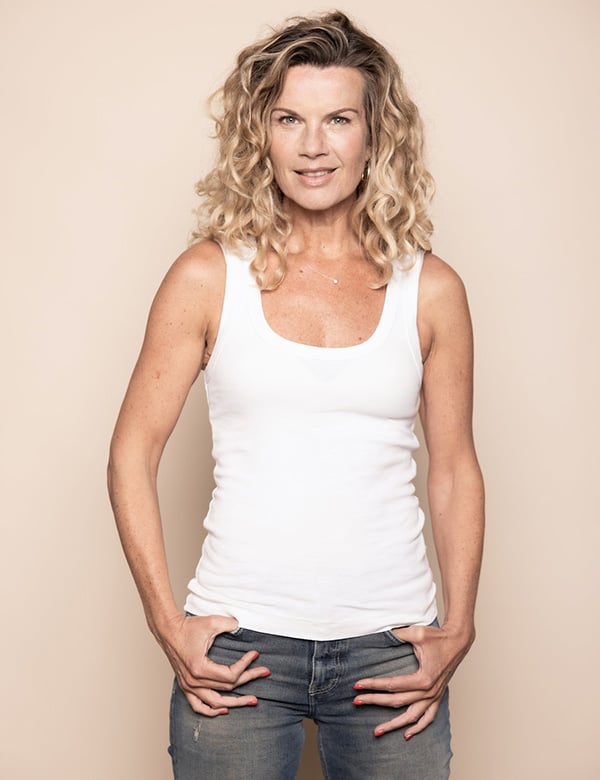 vrouwelijk model met blond krullend haar Annette.