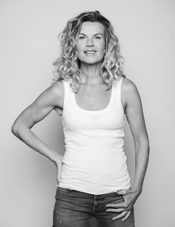 vrouwelijk model met blond krullend haar Annette.