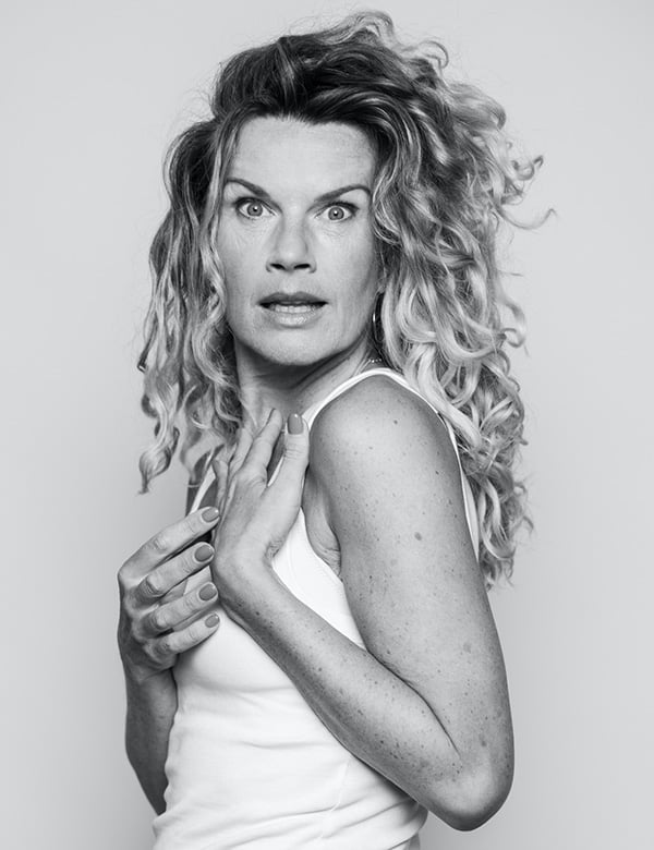 vrouwelijk model met blond krullend haar Annette.