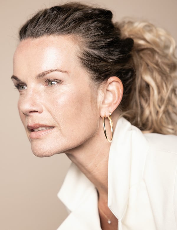 vrouwelijk model met blond krullend haar Annette.
