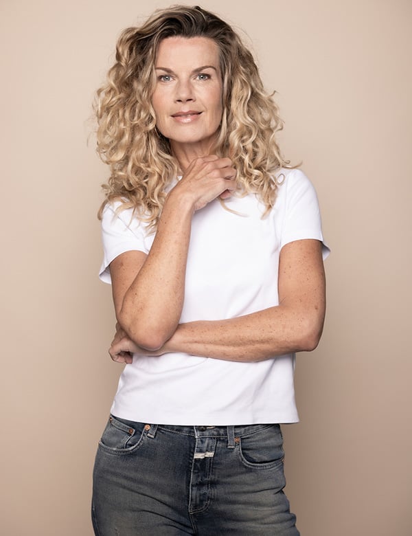 vrouwelijk model met blond krullend haar Annette.