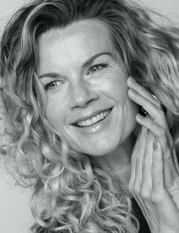 vrouwelijk model met blond krullend haar Annette.