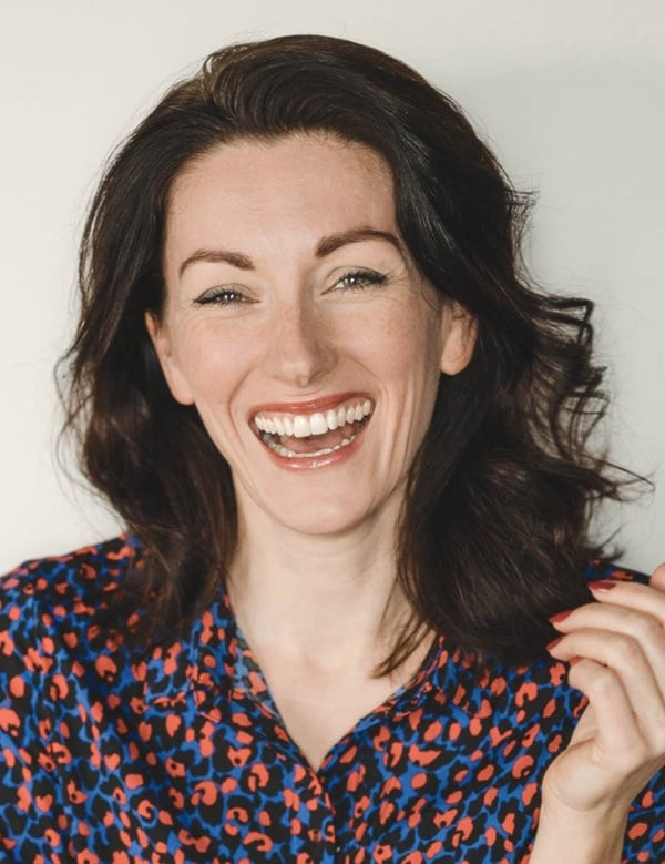 Vrouwelijk model met donker haar arlette d.