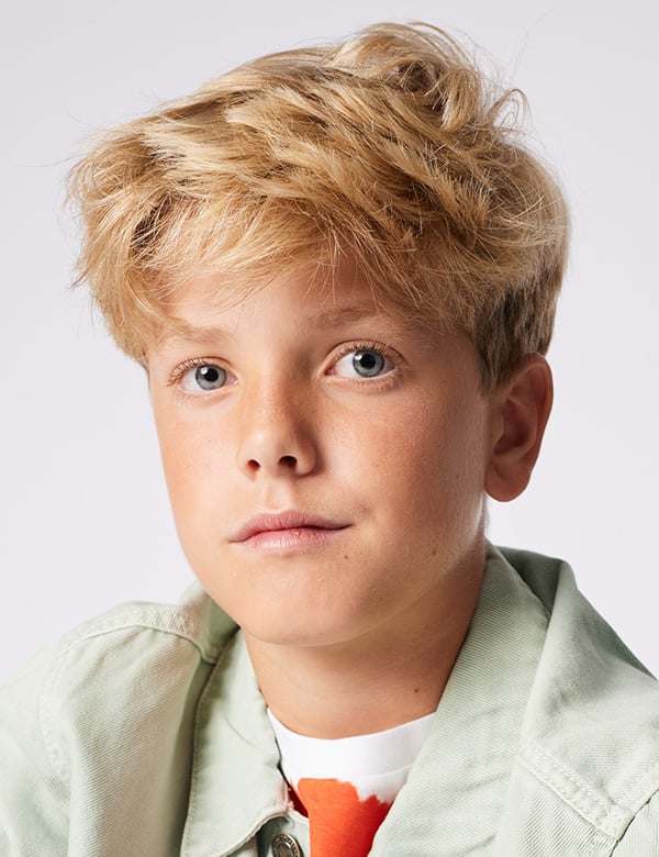 Kinder model met blond haar bruce