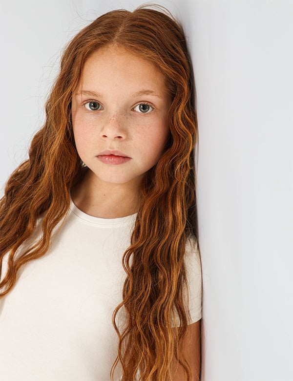Kindermodel met rood haar Djenova