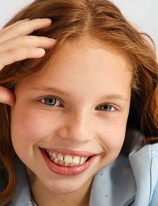 Kindermodel met rood haar Djenova