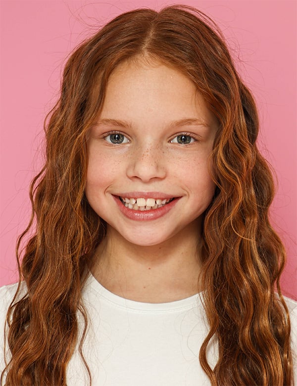 Kindermodel met rood haar djenova