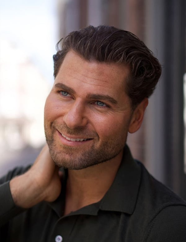 Mannelijk model met bruin haar Furkan.