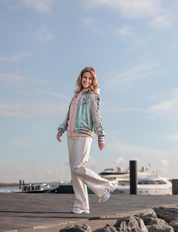 Vrouwelijk model met blond haar Jenny F.