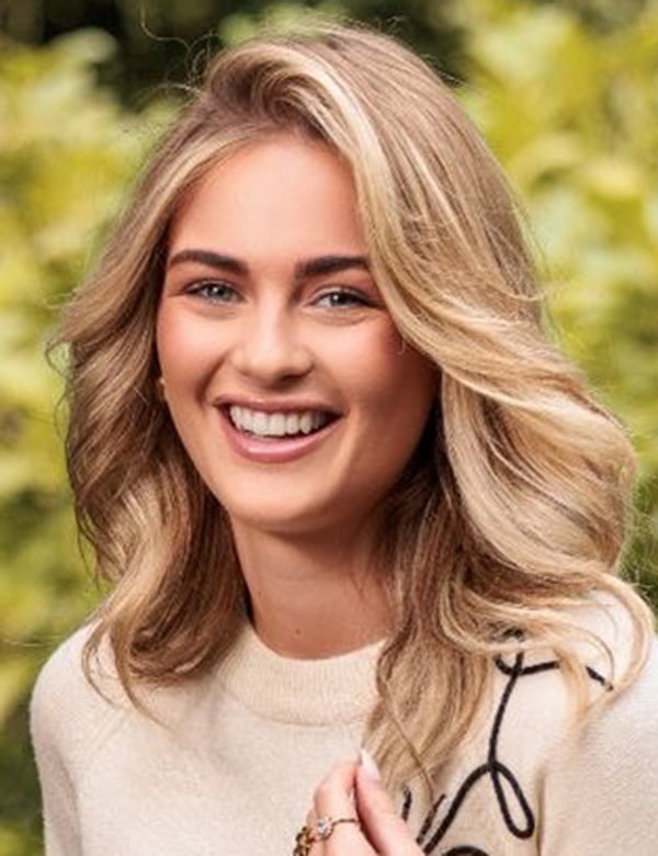 Vrouwelijk model met blond haar jenny f.