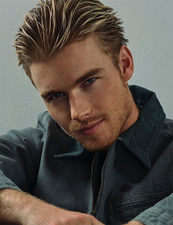 Mannelijk model met blond haar jort r.