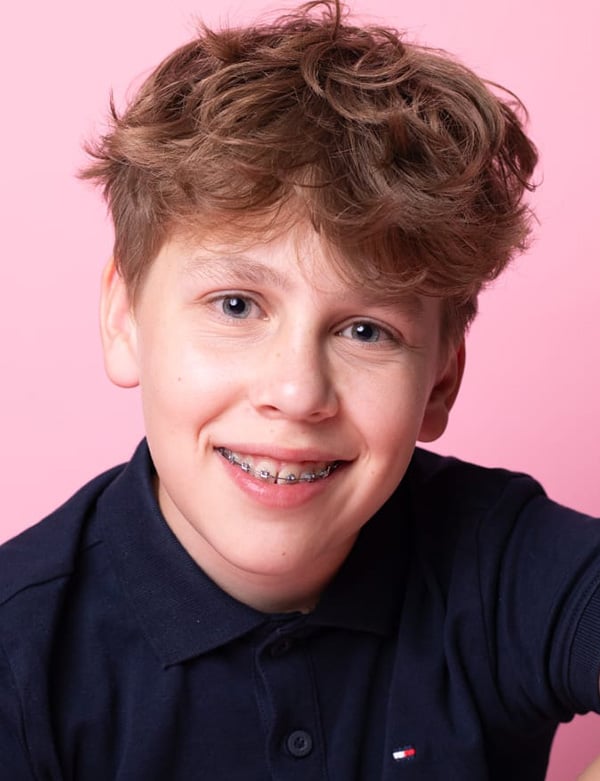 Kindermodel donkerblond haar junte