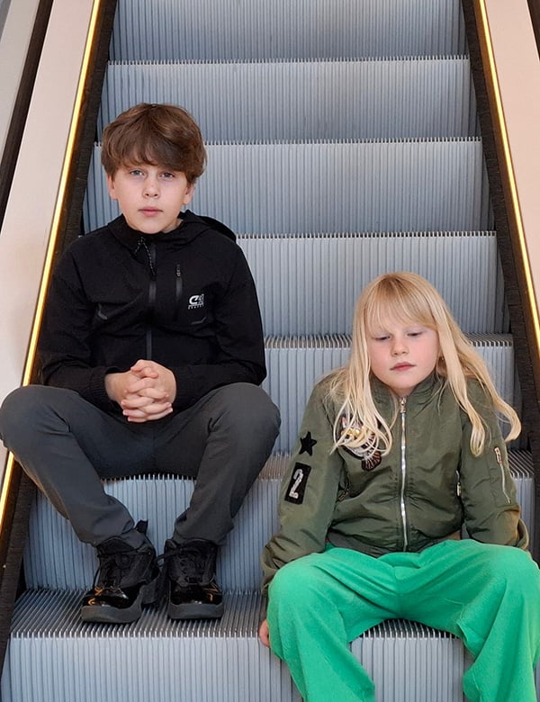 Kindermodel donkerblond haar Junte