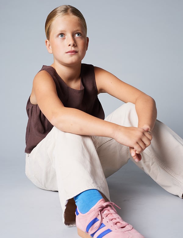 Kinder model met blond haar Kensi