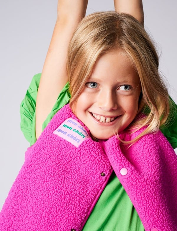 Kinder model met blond haar Kensi