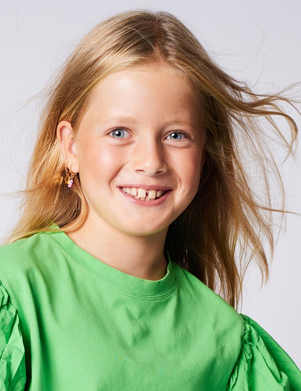 Kinder model met blond haar kensi
