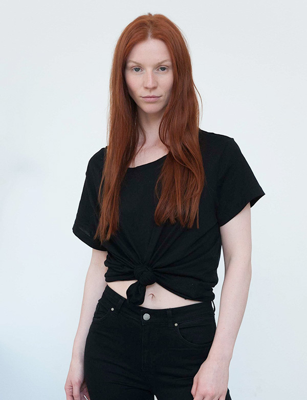 Vrouwelijk model met lang rossig haar Laura LO.