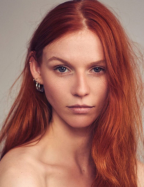 Vrouwelijk model met lang rossig haar Laura LO.
