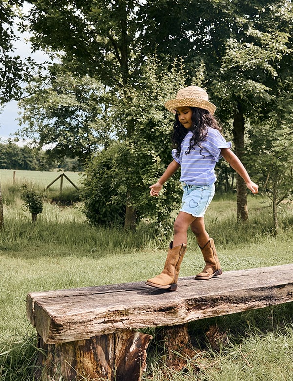 Kindermodel met donkerbruin haar Nadya Noor