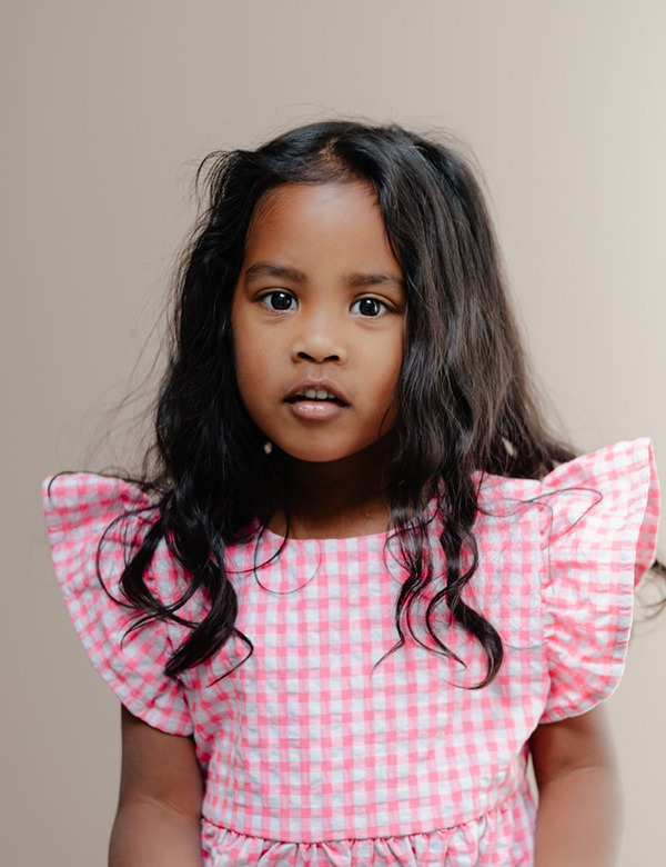 Kindermodel met donker haar Nadya Noor