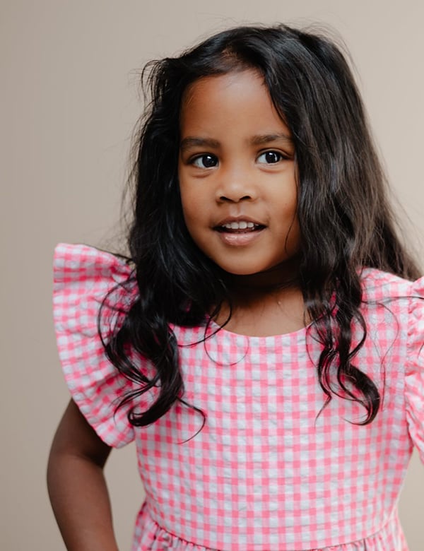 Kindermodel met donker haar Nadya Noor