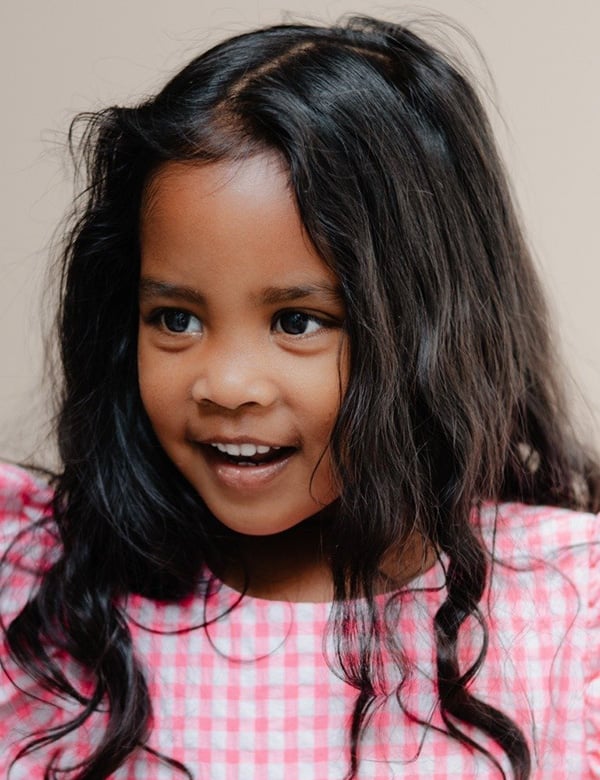 Kindermodel met donker haar nadya noor