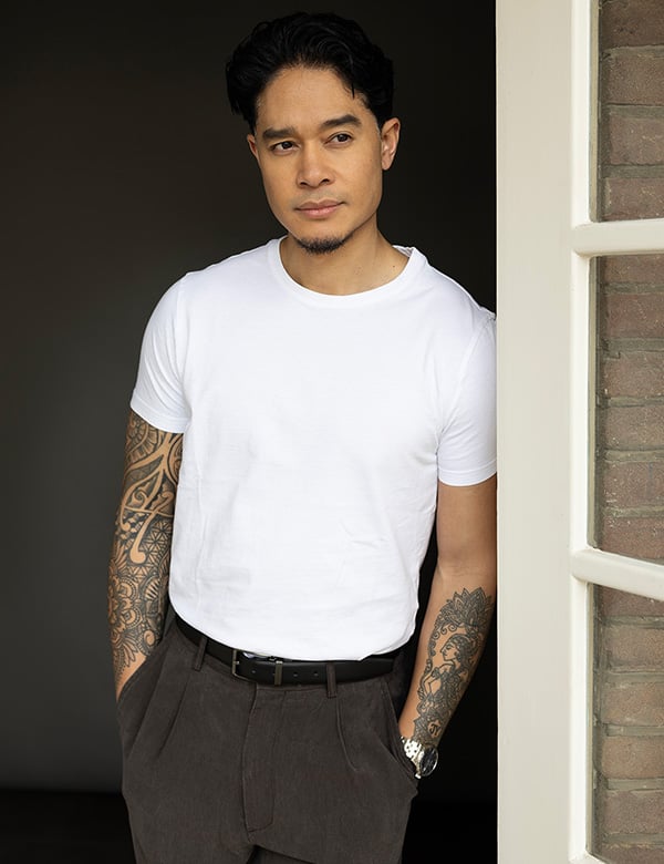 mannelijk model met donker haar Robert A.