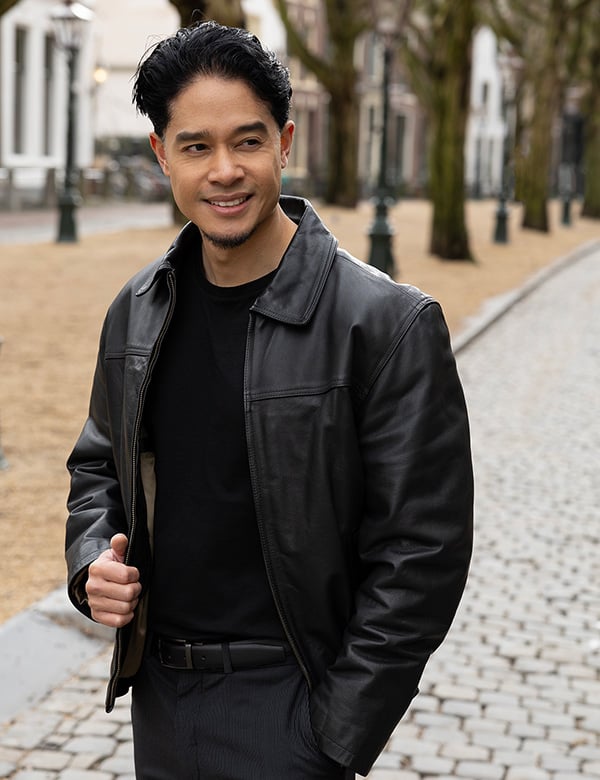 mannelijk model met donker haar Robert A.