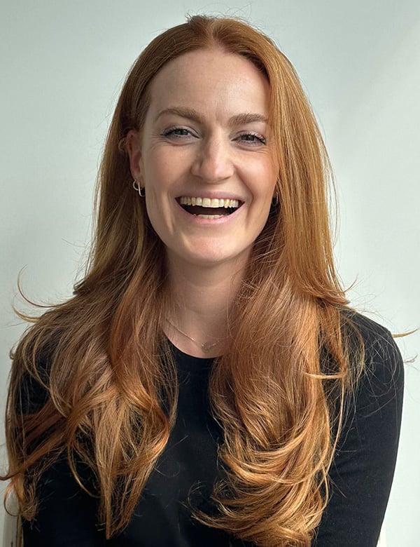 Vrouwelijk model met rossig haar sanna h.